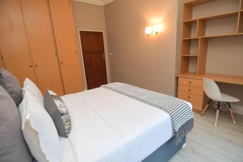 Postel nebo postele na pokoji v ubytování Menlyn Maine - The Smart Home