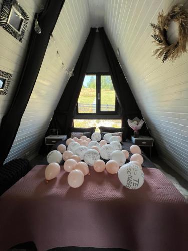 馬利賽爾的住宿－Nordik Cabin - Aframe with 2 bedrooms，床上放着一束白色碗的房间