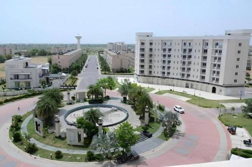 une vue aérienne sur une ville avec un bâtiment dans l'établissement Krishna Nivaas Homestay, à Vrindavan