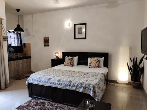 - une chambre avec un grand lit dans l'établissement Krishna Nivaas Homestay, à Vrindavan