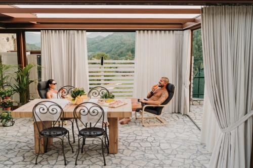 un homme et une femme assis à une table sur un patio dans l'établissement Bed & Breakfast dei sogni, à Ascoli Piceno