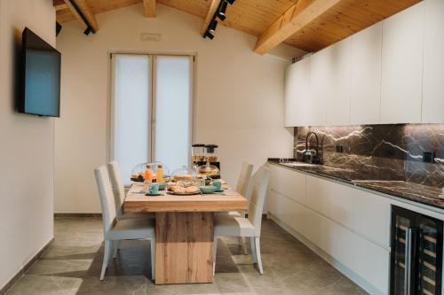 a kitchen with a wooden table and chairs at Bed & Breakfast dei sogni in Ascoli Piceno
