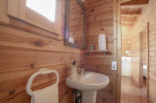 Koupelna v ubytování Ecològic Vinyols Camp