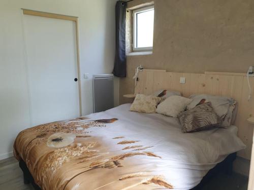 Postel nebo postele na pokoji v ubytování SPA, Patio et Maison privés - Détente à la campagne