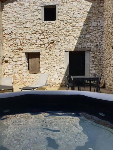 Bazén v ubytování SPA, Patio et Maison privés - Détente à la campagne nebo v jeho okolí