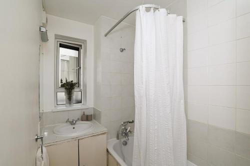 Bilik mandi di Spacious 2 bedroom Apartment In Holborn