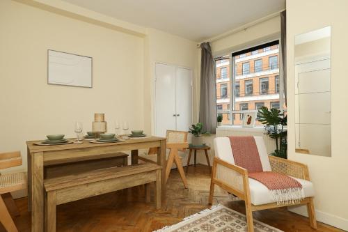 a dining room with a table and chairs and a window at Spacious 2 bedroom Apartment In Holborn in London