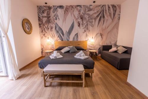 - une chambre avec un lit et un canapé dans l'établissement Casa vacanze La Tianella, à Naples