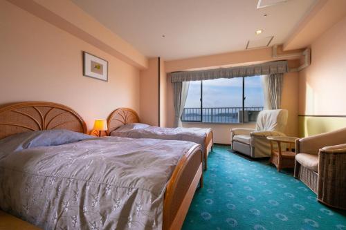 Pokój hotelowy z 2 łóżkami i balkonem w obiekcie Yanagiya w mieście Shirahama