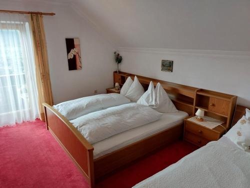 1 Schlafzimmer mit 2 Betten und einem Fenster in der Unterkunft Ferienhaus Aigner in Sankt Michael im Lungau
