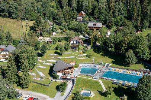 einen Luftblick auf ein Resort mit einem Pool in der Unterkunft Ferienhaus Aigner in Sankt Michael im Lungau