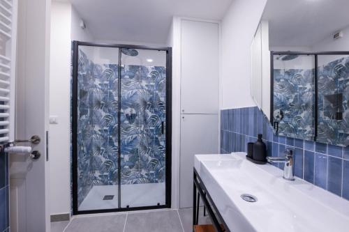 La salle de bains est pourvue d'une douche et d'un lavabo blanc. dans l'établissement Casa vacanze La Tianella, à Naples