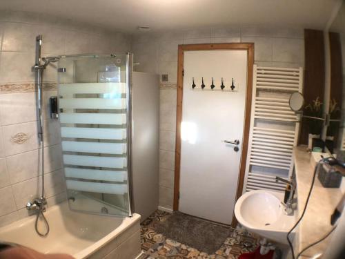 Koupelna v ubytování Ferienwohnung Zum Wenning mit Garten in Stadtlohn