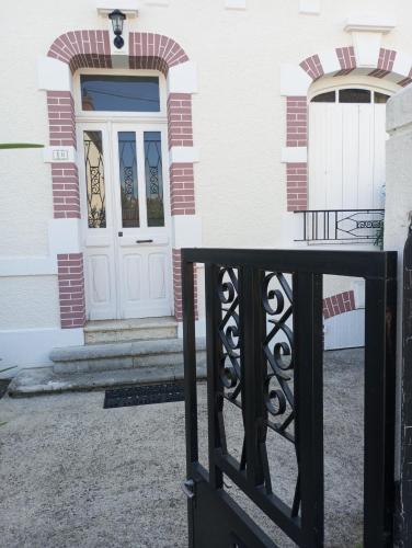 a front door of a house with a black fence at Jolie maison quartier Vesone in Périgueux