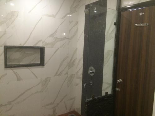 W łazience znajduje się prysznic z lustrem. w obiekcie Chandra Grand w mieście Dźodhpur