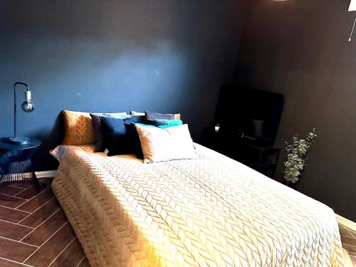 Una cama o camas en una habitación de Villa Peaceful - Close to Lillestrøm, Ahus, Oslo Met, Kjeller, Lørenskog, Strømmen, Gardermoen Osl AirPort and NATURE