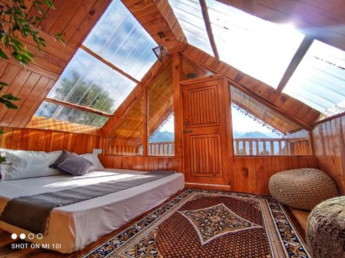 Posezení v ubytování The Tree Top Treehouse Jibhi