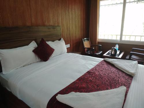 Maraiyūr的住宿－Don's River Valley Jungle Resort，一间设有大床和窗户的酒店客房