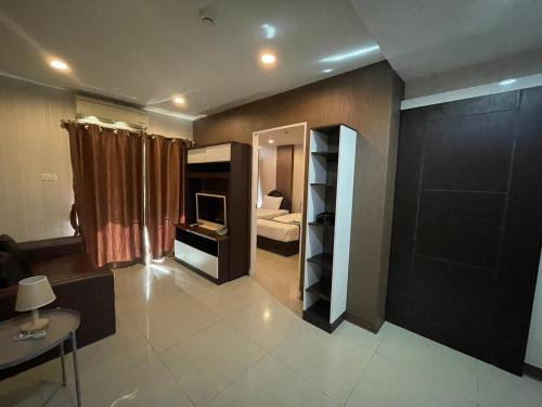 a room with a bedroom with a bed and a mirror at H2DO Hotel in Ban Khlong Sanam Phli