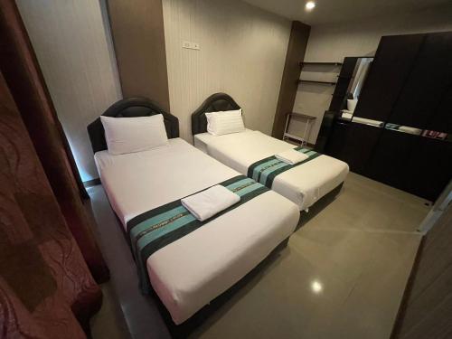 two beds in a small room with at H2DO Hotel in Ban Khlong Sanam Phli