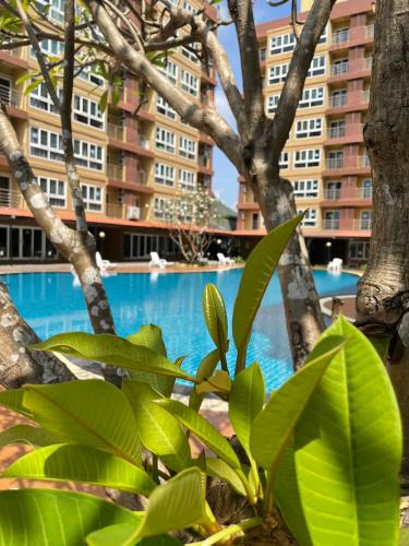 a view of a swimming pool with a building at H2DO Hotel in Ban Khlong Sanam Phli