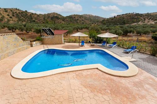 a swimming pool in the middle of a yard at Apartamento LLanos de belen in Ardales