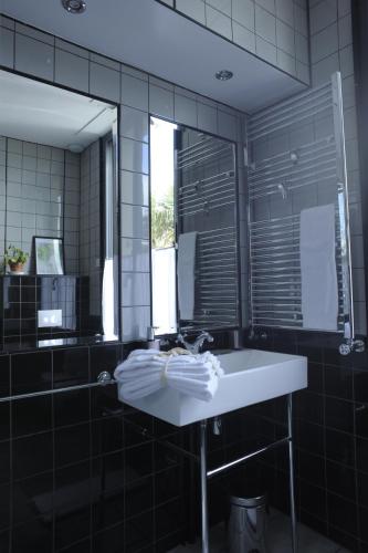 a bathroom with a sink and a mirror at Un studio dans une villa balnéaire in Saint-Michel-Chef-Chef