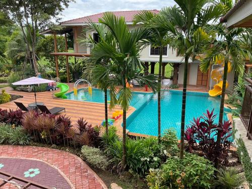 Bazén v ubytování Mana-An Lake Hill Resort nebo v jeho okolí