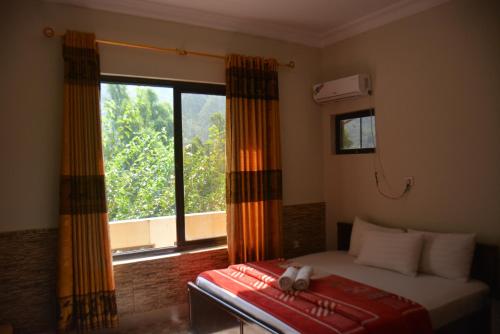 Кровать или кровати в номере Besham Hilton Hotel, by LMC
