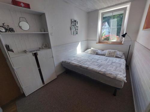 ein kleines Schlafzimmer mit einem Bett und einem Fenster in der Unterkunft Apartmán Aromasalon in Třebíč