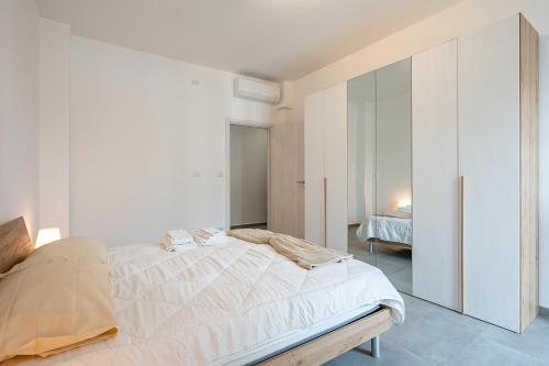 a bedroom with a large bed and a room with a bedictericterictericter at Appartamento Esclusivo - Zona Metro Massaua-Marche Torino in Turin