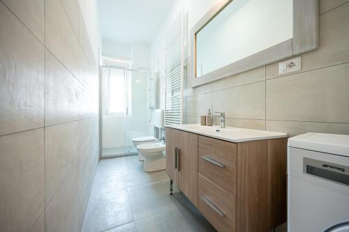 La salle de bains est pourvue d'un lavabo et de toilettes. dans l'établissement Appartamento Esclusivo - Zona Metro Massaua-Marche Torino, à Turin