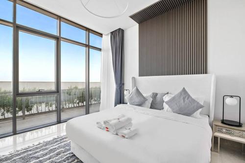 StoneTree - Anwa By Omniyat 2BR - Luxury Apartment في دبي: غرفة نوم بيضاء مع سرير كبير ونوافذ كبيرة