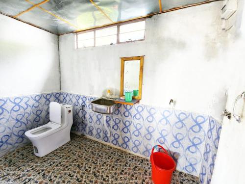 uma casa de banho com um WC e um lavatório em Nature's Nest Cottage 