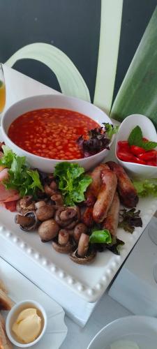Un plato de comida con champiñones y un tazón de sopa. en Cuisinease, en Ollerton