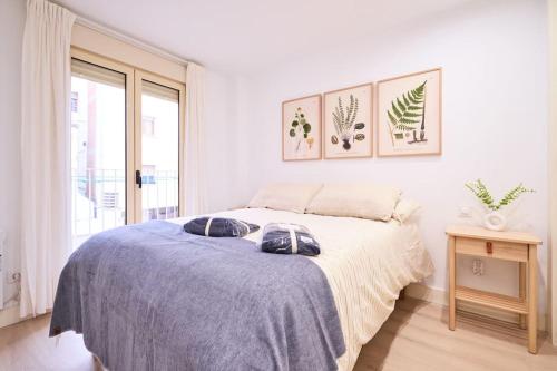 een slaapkamer met een bed met twee kussens erop bij Villa Baturra l Centro l WiFi y Arcade in Zaragoza