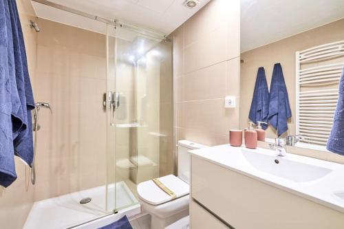 een badkamer met een wastafel, een toilet en een douche bij Villa Baturra l Centro l WiFi y Arcade in Zaragoza