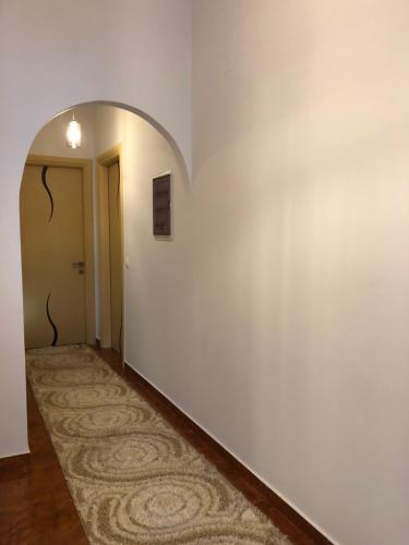 an empty hallway with a white wall and a carpet at Luxury Villa Prada in Skriperón
