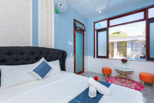 une chambre avec un grand lit et une fenêtre dans l'établissement Ngọc Thị Villa, à Vung Tau