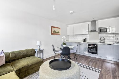 チェルムスフォードにある2 Bed Apartment, Free Parking, Chelmsford City Centre, with Sky Sports, Movies and Netflixのソファとテーブルのあるリビングルーム