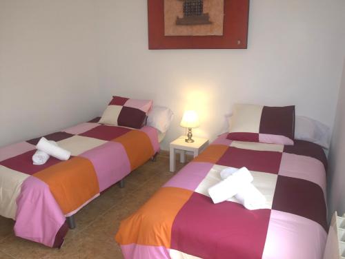 two beds sitting next to each other in a room at Jardines del Ebro, 8 Pax, ideal grupos y centrico in Logroño