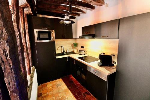 une cuisine avec un évier et un plan de travail dans l'établissement Le Spa Gustave - Sauna, Jacuzzi & Terrasse à Rouen, à Rouen