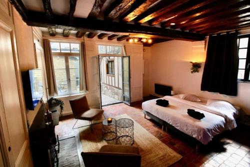 una camera da letto con un letto grande in una stanza di Le Spa Gustave - Sauna, Jacuzzi & Terrasse à Rouen a Rouen