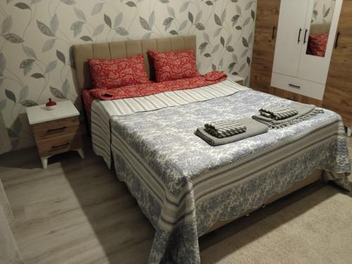 ein Schlafzimmer mit einem Bett mit roten Kissen darauf in der Unterkunft Eryaman, Wide Luxury Rezidance in Etimesut