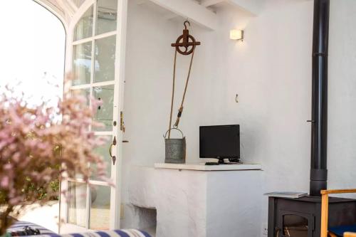 sala de estar con TV y chimenea en Menorca Agroturismo Llimpet, en Alaior