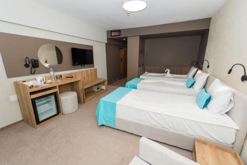 Un pat sau paturi într-o cameră la Grand Hotel Sunny Beach - All Inclusive