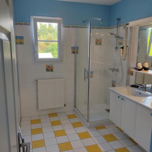 une salle de bain avec douche et lavabo dans l'établissement SERINITY, à Sainte-Soulle