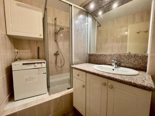 une petite salle de bain avec un lavabo et une douche dans l'établissement Duplex confortable à Quiberon - 2 pièces, 4 pers., 38m², balcon, parking, animaux acceptés - FR-1-478-40, à Quiberon