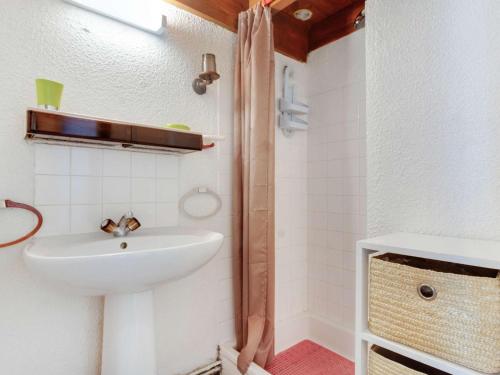 a bathroom with a sink and a shower at Appartement Viella - Hautes-Pyrénées, 2 pièces, 4 personnes - FR-1-402-48 in Viella