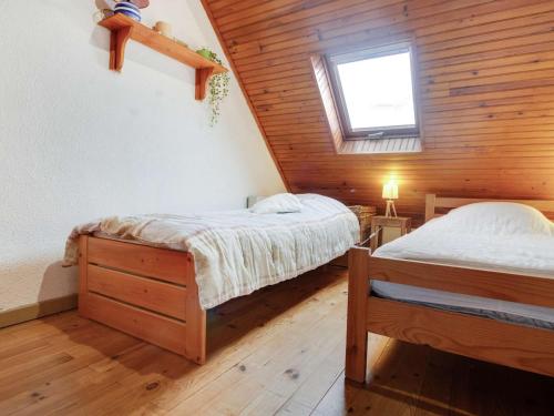ViellaにあるAppartement Viella - Hautes-Pyrénées, 2 pièces, 4 personnes - FR-1-402-48の木造キャビン内のベッドルーム1室(ベッド2台付)